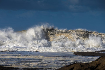 Ondas no mar em dia de tempestade em Portugal.