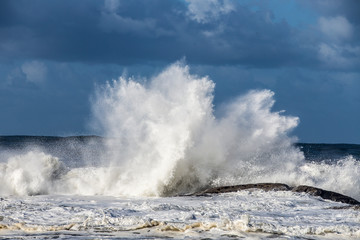 Obraz premium Ondas no mar em dia de tempestade em Portugal.