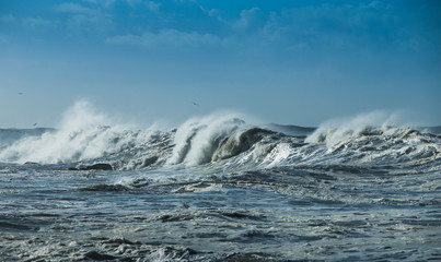 Ondas no mar em dia de tempestade em Portugal.