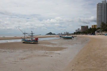 Obraz premium Fishing boats at the beach of Hua HI on a cloudy day, THailand