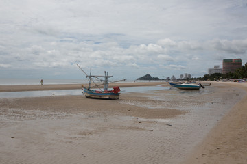 Obraz premium Fishing boats at the beach of Hua HI on a cloudy day, THailand