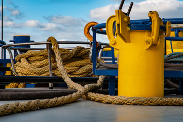 Schiffstau Binnenschiff anlegen Hafen Aufbau gelb Seil Taue