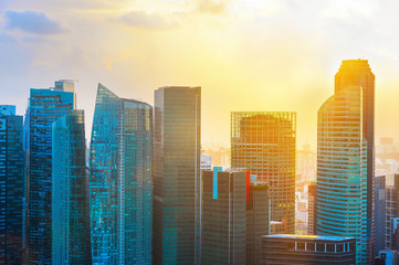 Naklejka premium Singapur drapacze chmur w podświetlanym zachodzie słońca