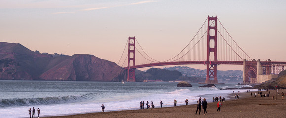 Sonnenuntergang über der Golden Gate Bridge am Baker Beach in San Francisco, Kalifornien