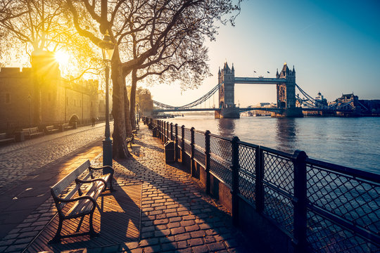 A boulevard next to the river Thames with Tower Bridge in the distance