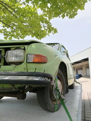 Alte Limousine in Hellgrün aus Schweden der Siebzigerjahre mit Scheinwerfer und abmontiertem Kühlergrill und Kabel in der Alten Hansestadt Lemgo bei Detmold in Ostwestfalen-Lippe