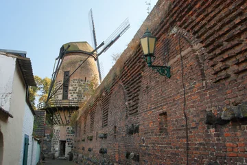 Poster Windmühle in Zons durch die historische Gasse gesehen © mitifoto