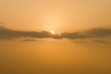 空を横切る雲を過ぎる朝の太陽
