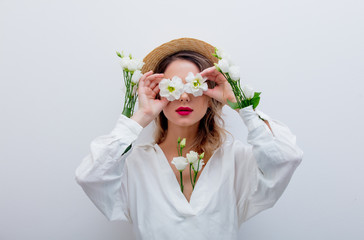 Naklejka premium Piękna kobieta z białymi różami w rękawach w kapeluszu na białym backgroud. Koncepcja wiosna lub wakacje Walentynki
