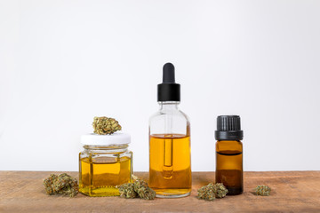 Medikament CBD Cannabis als Medizin und Hanf als Öl in Glas Flasche