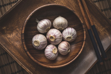 Solo garlic in a wooden bowl