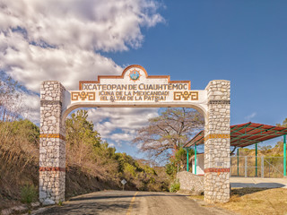Obraz premium Welcome sign, as seen when entering Ixcateopan de Cuauhtemoc, Guerrero. It reads 