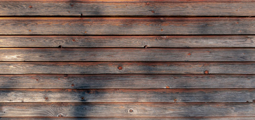 Holzwand in die Jahre gekommen