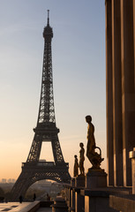 Fototapeta na wymiar Eiffel tower at sunrise