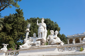 Fototapeta na wymiar Statues in the Piazza del Popolo in Rome