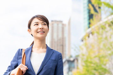 笑顔の女性　ビジネス