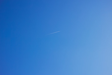横長で斜光の青空