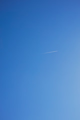 縦長で斜光の青空