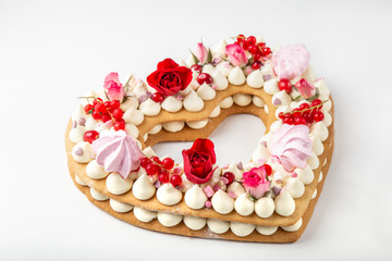 Obraz na płótnie Canvas homemade heart shaped cream tart for Valentines Day