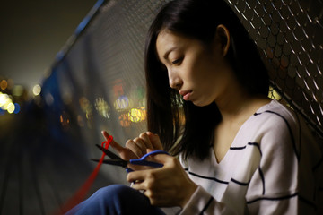 赤い糸を切る女性