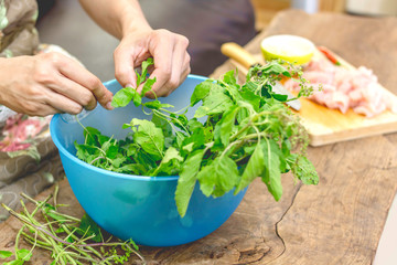 Prepare cooking ingredients. At lunch.