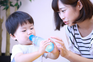 ラムネを飲む男の子