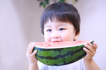 スイカを食べる男の子