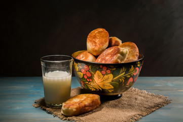 стакан молока с пирожками