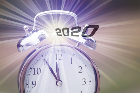 Ein Wecker und ein Hinweis auf das neue Jahr 2020