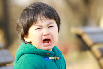 泣く男の子
