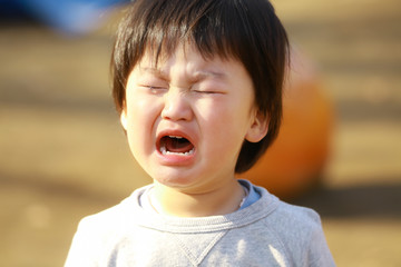 泣く男の子