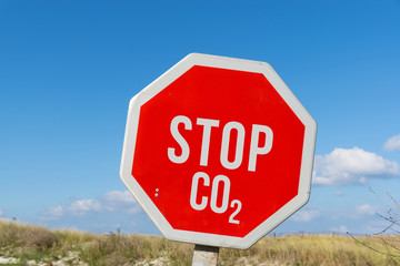 Ein Stoppschild und die Abkürzung CO2 für Kohlenstoffdioxid
