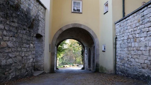 Kamerafahrt durch ein Burgtor