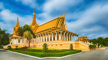 Fototapeta premium The throne hall inside the Royal Palace in Phnom Penh, Cambodia. Panorama