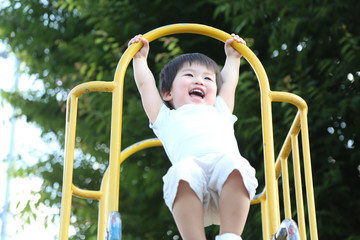 滑り台で遊ぶ男の子