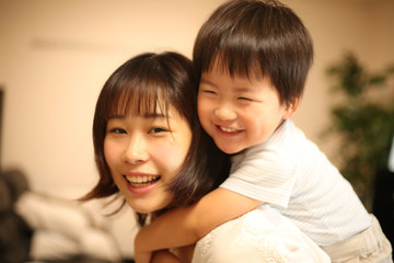笑顔の親子