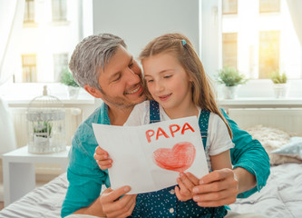 tochter schenkt vater eine karte zum vatertag