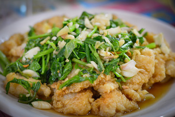 Deep fries fish with celery, Thai style.