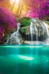 Poster Geweldig in de natuur, prachtige waterval in kleurrijk herfstbos in het herfstseizoen © totojang1977