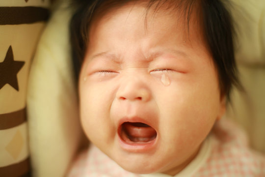 泣く赤ちゃん