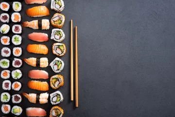 Tragetasche Sushi-Rollen und Nigiri-Hintergrund © Rido