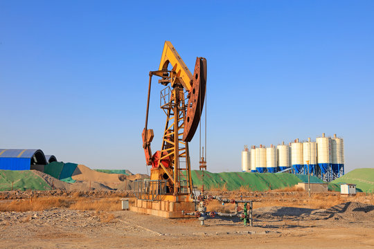 Pumping unit and bituminous concrete mixing station under blue sky