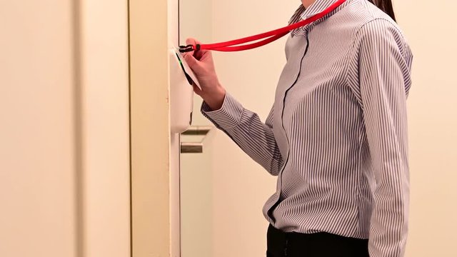 カードキーを使用して解錠するエントランスドア。