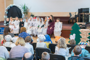 Obraz premium children perform at concert in primary school. Children's theatrical creativity, amateur performance in Kindergarten on Women's Day. Children's creativity. blurry.