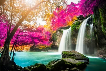 Fototapeten Erstaunlich in der Natur, schöner Wasserfall im bunten Herbstwald in der Herbstsaison © totojang1977