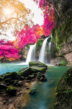 Fototapeta Niesamowity w naturze, piękny wodospad w kolorowym lesie jesienią w sezonie jesiennym
