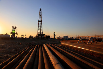 Obraz premium Oil drilling derrick and pipelines