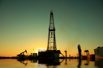 Obraz premium Oil drilling derrick in oilfield