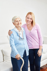 Liebevolle Tochter betreut Seniorin als Mutter