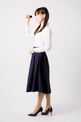 ダーツをする女性